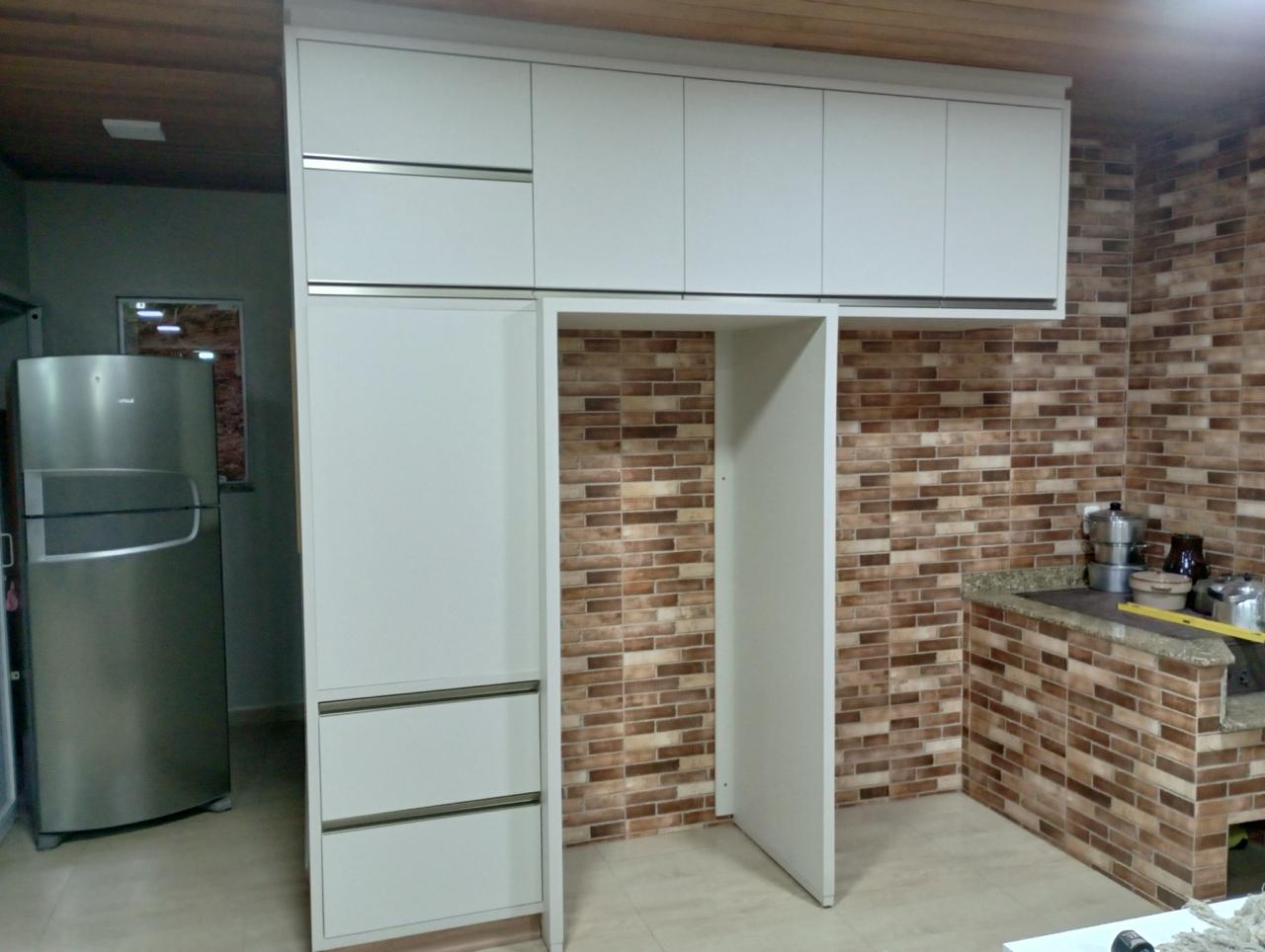 Armários planejados brancos para cozinha com churrasqueira