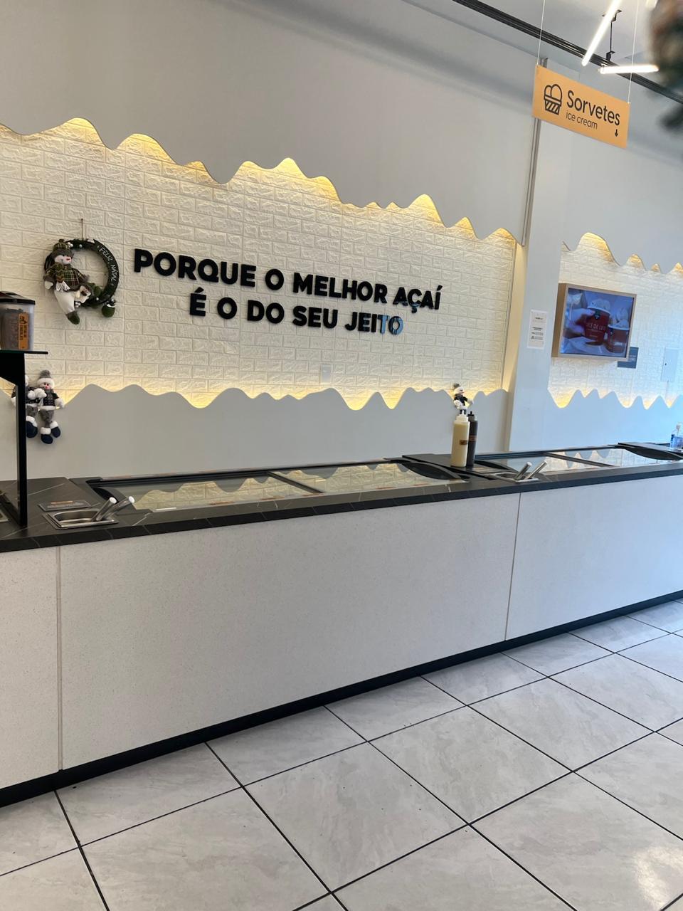 Painel iluminado e bancada refrigerada