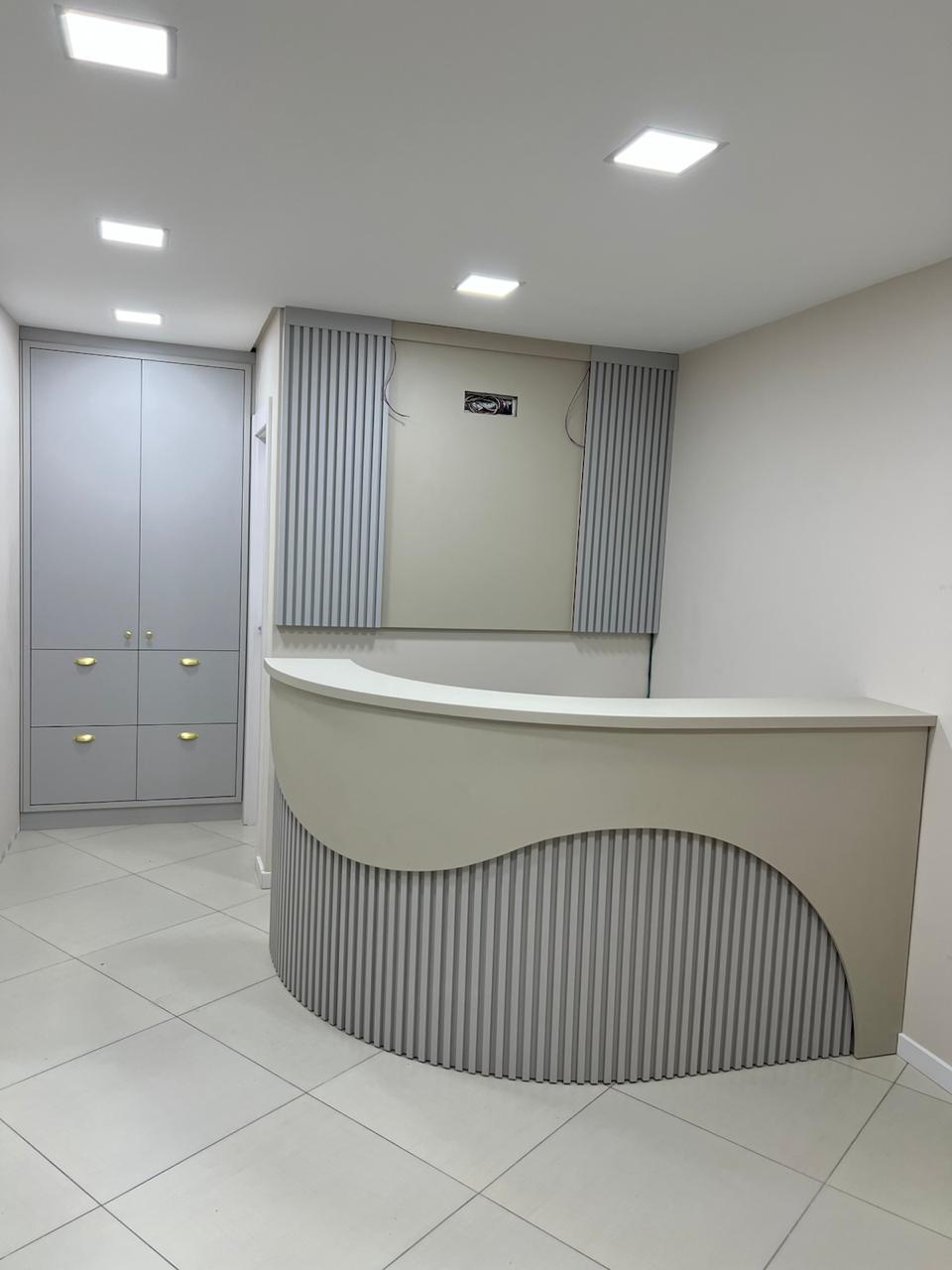 Recepção comercial com ripado curvo